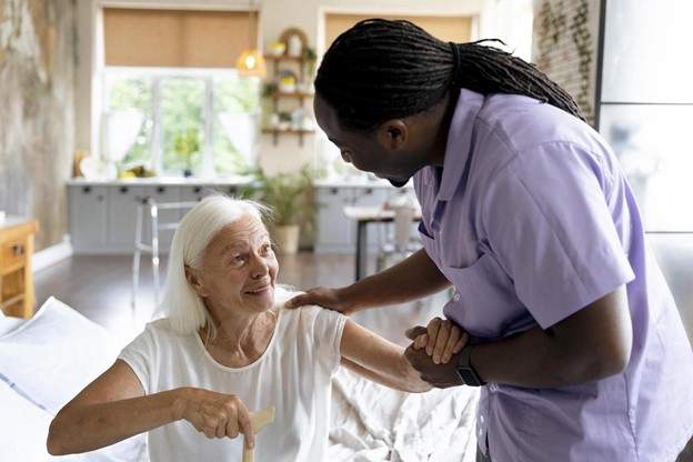 Featured image for post: The Differences of Elder Home Care vs. Independent Living Communities