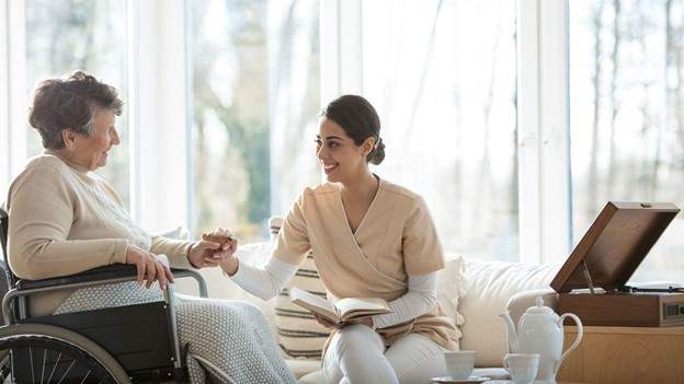 Featured image for post: What Does In-Home Hospice Care Include?